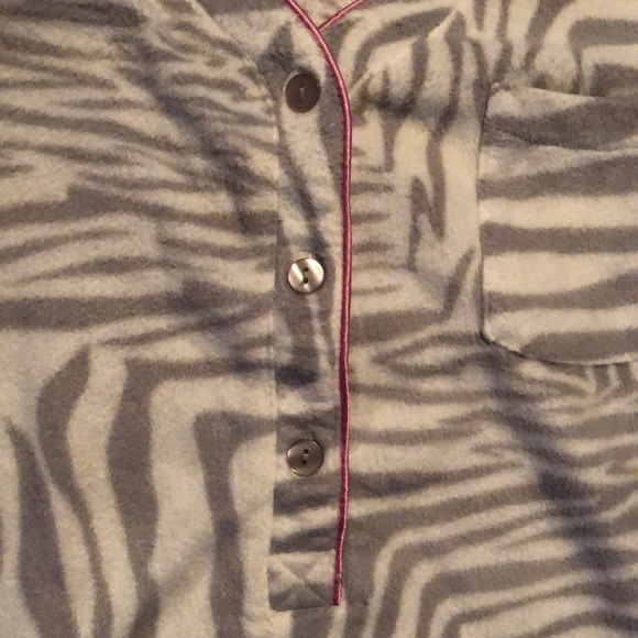 NWOT Jaclyn Smith Sleep Shirt. Gray/Off White. Pink piping detail.  Large. Soft - Picture 7 of 14